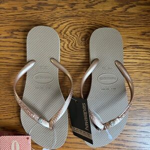 Havaianas NWT Rose Gold Flip Flops w/Metallic Straps, Rhinestone Accent, size 6